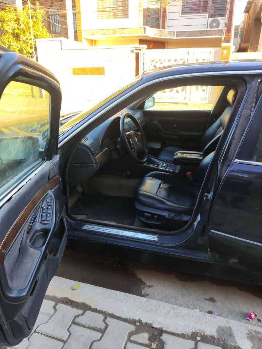 خفاش 730 موديل 95 رقم بغداد باسمي رقم دولي وهزة جديدة 
مكينة بدلتها جديد بيها صوت مال بطالة فقط 
 الصدر الخلفي والامامي جديد 
غرفه جلد نظافة 60 ٪ محتاجه بطانة السائق والوراها
تخم تاير جديد 
كهربائيات كلها شغاله 
سلايد جام وبردة خلفية كهرباء
وباقي مواصفاتها معروفة  
السعر 60 بيها مجال بسيط للاستفسار الاتصال على الرقم ***********
