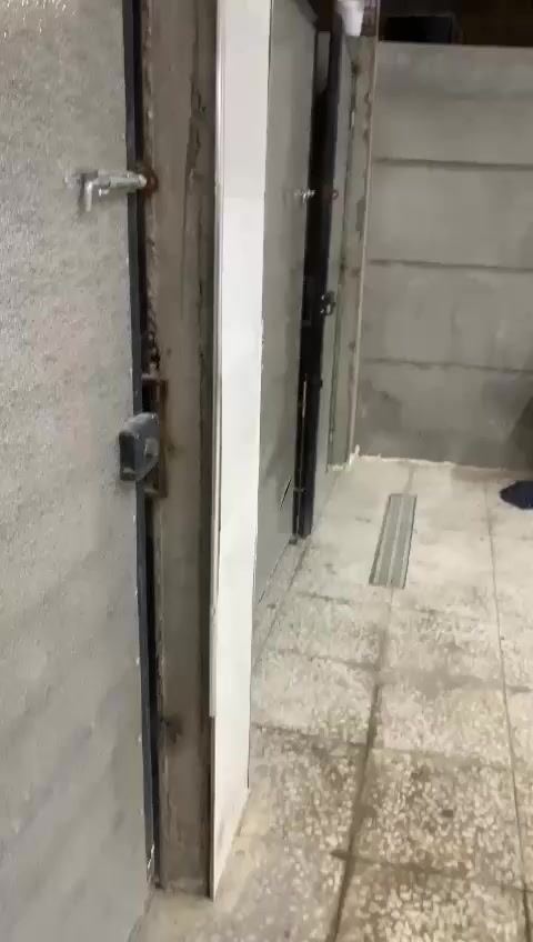 سلام عليكم مساحه 144ع ساحه طابقين ونص بناه 25 قطاع 55قرب  العماره البرتقاليه ***********2
سعر 350
