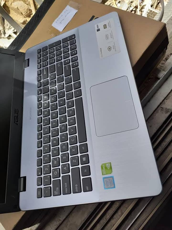 ✨ Asus VivoBook X542UN
مناسب للتصاميم، البرامج الهندسية، الأمن السيبراني، البرامج المكتبية، الحسابية والتصفح بكفاءة جيدة.

✔️ المعالج (CPU): Intel Core i7-8550U — جيل ثامن
✔️ الرام (RAM): 8GB DDR4 — قابلة للتطوير
✔️ التخزين (Storage): 256GB NVMe SSD — قابل للتطوير
✔️ كارت الشاشة (Graphics): NVIDIA MX150 4GB خارجي منفصل
✔️ الشاشة (Display): 15.6 إنج — دقة 1920×1080 FHD
✔️ الكيبورد: مضيء (Back-light) عربي / إنكليزي (Ar-En)
✔️ الشاحن: شاحن أصلي

🔹 الحالة: وارد اوربي غير مستعمل بالعراق (كالجديد) نظافة 95% فما فوق 
🔹 البطارية: بحالة جيدة(ضمان ساعه فما فوق)

🔷️ السعر الكلي : 490.000 الف دينار 
(شامل التوصيل مجاني مع هدايا حقيبة وماوس )

■ ضمان(١) فحص وتشغيل امام المندوب 
■ ضمان(٢) استخدام اسبوعين اي خلل مصنعي يتم الاستبدال بنفس الموديل


**إذا كنت صاحب هذا الإعلان وتريد حذفه لأي سبب، رجاءا أرسل رسالة إلى الدعم الفني**
