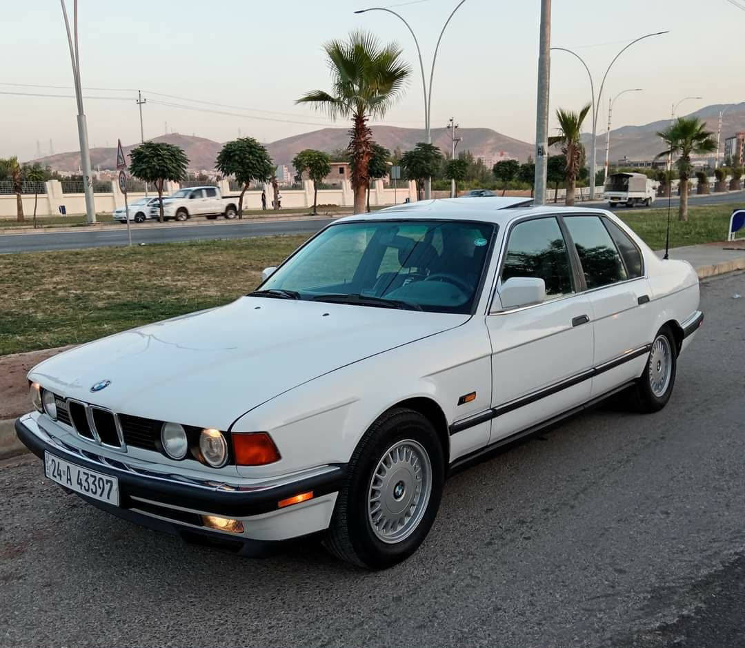 بي ام موديل 1993  حجم 730
رقم دهوك سنوية هزة كله جديد
شرط تحويل بنفس اليوم
تبريد شغال  سلايت+جامات كهرب
كشنات هيتر + كهربائي جلد
تخم تايرات وويل جديد
صدر امامي + خلفي جديد
السعر 60 ورقة ومجال 
مكان سليمانية - كلار 
رقم ‭0771 019 5222‬
