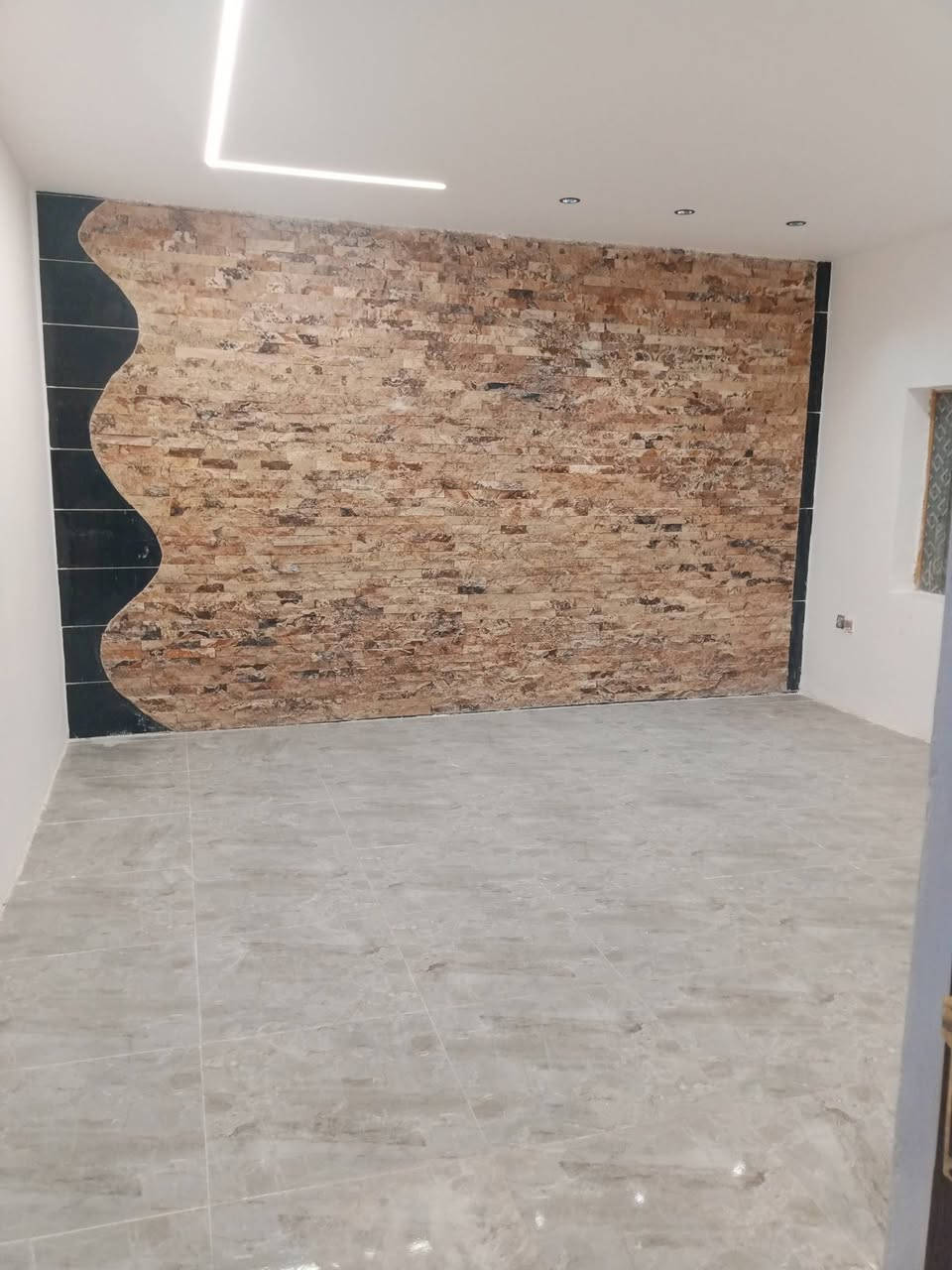 دار سكن للبيع مساحه 150متر طابو ملك صرف طابقين 4نوم صاله مطبخ صحيات مناور واجه 10  نزال 15 سند مستقل شارع الكهرباء فرع صورة الامام علي *********** السعر 150
