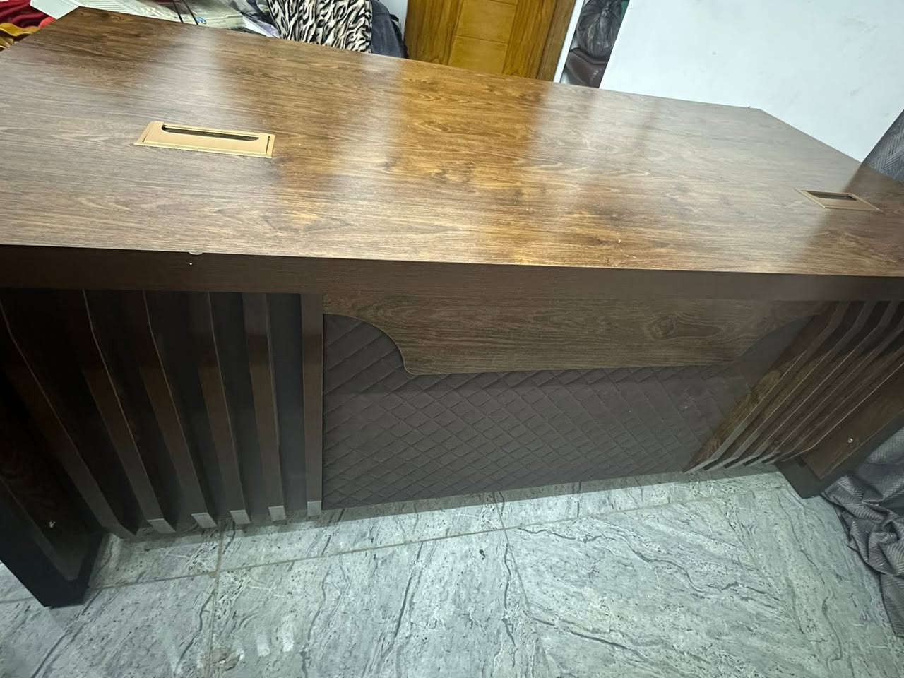 السلام عليكم ميز مال مكتب يصير ال كلشي مال عرض يعني تعرض عليه  أشياء وتبيع ميز جديد بعده بل جيس ستوني مشتريه واريد ابيعه ٣٥٠ وبيه مجال وخادم عنوان حي اور ***********
