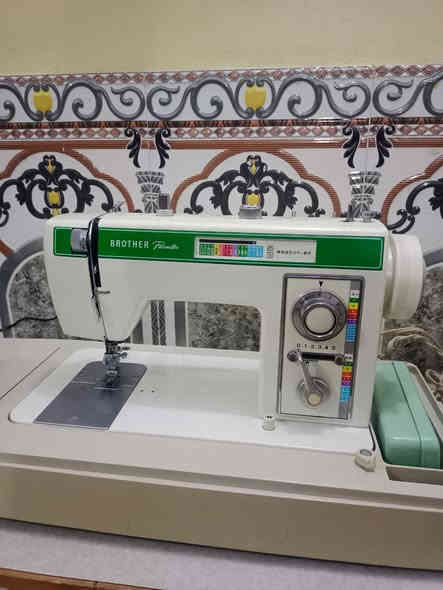 مكينه جديده ونضيفه 
الرمادي الثيله الشرقيه قرب مدرسه احمد شوقي هي والميز.
***********
