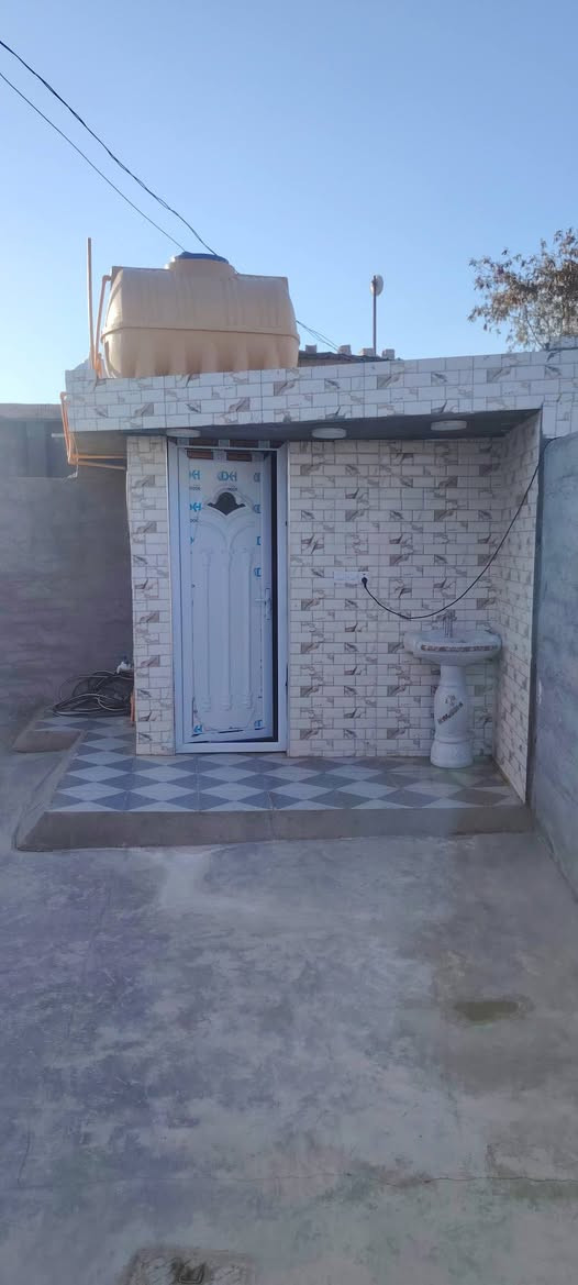سلام عليكم بيت زراعي بابو منيصير كامل يحتوي على غرف 2معا استقبال وحمام داخلي وصاله جبيره ومطبخ معا صحيات خارجيه مساحه البيت معا الكاع 270السعر 65مليون وبيه مجال رقمي ***********
