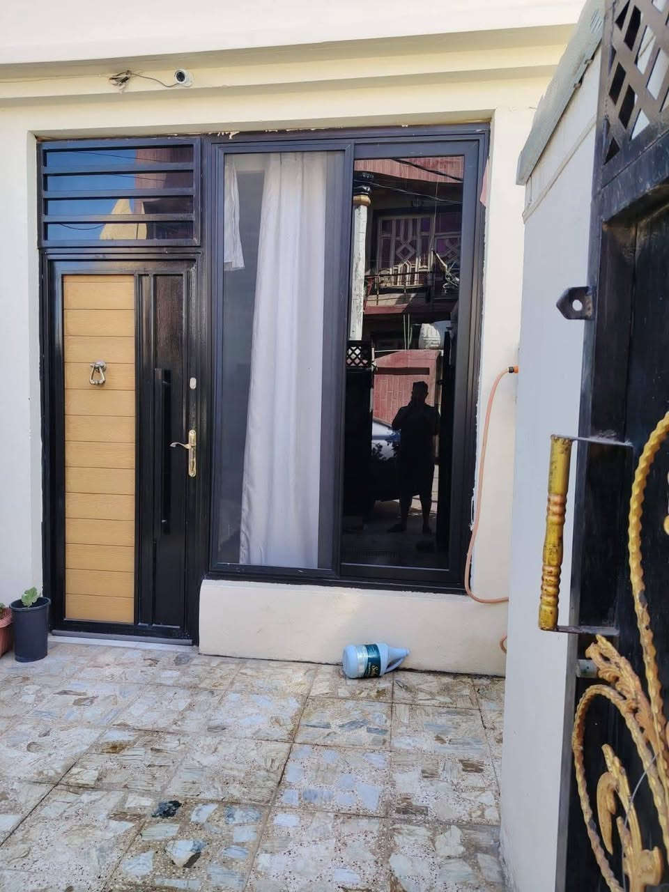 بيت للبيع في منطقة الشباب قرب محل ابو مخلص مساحته السند ١٧٠ متر طابقين الطابق الأرضي يحتوي صحيات خارجي وهول واستقبال  وغرفة نوم ومطبخين حار وبارد اضافه إلى ترك خلف الدار  ١٢ متر ومنور جانبي ٨٠ سم الطابق الثاني يحتوي على مطبخ وهول داخلي وصحيات وغرفة نوم كبيرة جدا هي بالأصل كانت غرفتين وتم فتحها على بعضها جدار معزول من داخل مع باب داخلي يوصل إلى الطابق الأرضي مع درج خارجي مع الباب مع سطح مطبك شتايكر ملاحظة كل طابق معزول من حيث ماء والكهرباء السعر ١٧٥ مليون وبيه مجال بسيط رقم الهاتف *********** ملاحظة الدار يباع من غير الأغراض.
