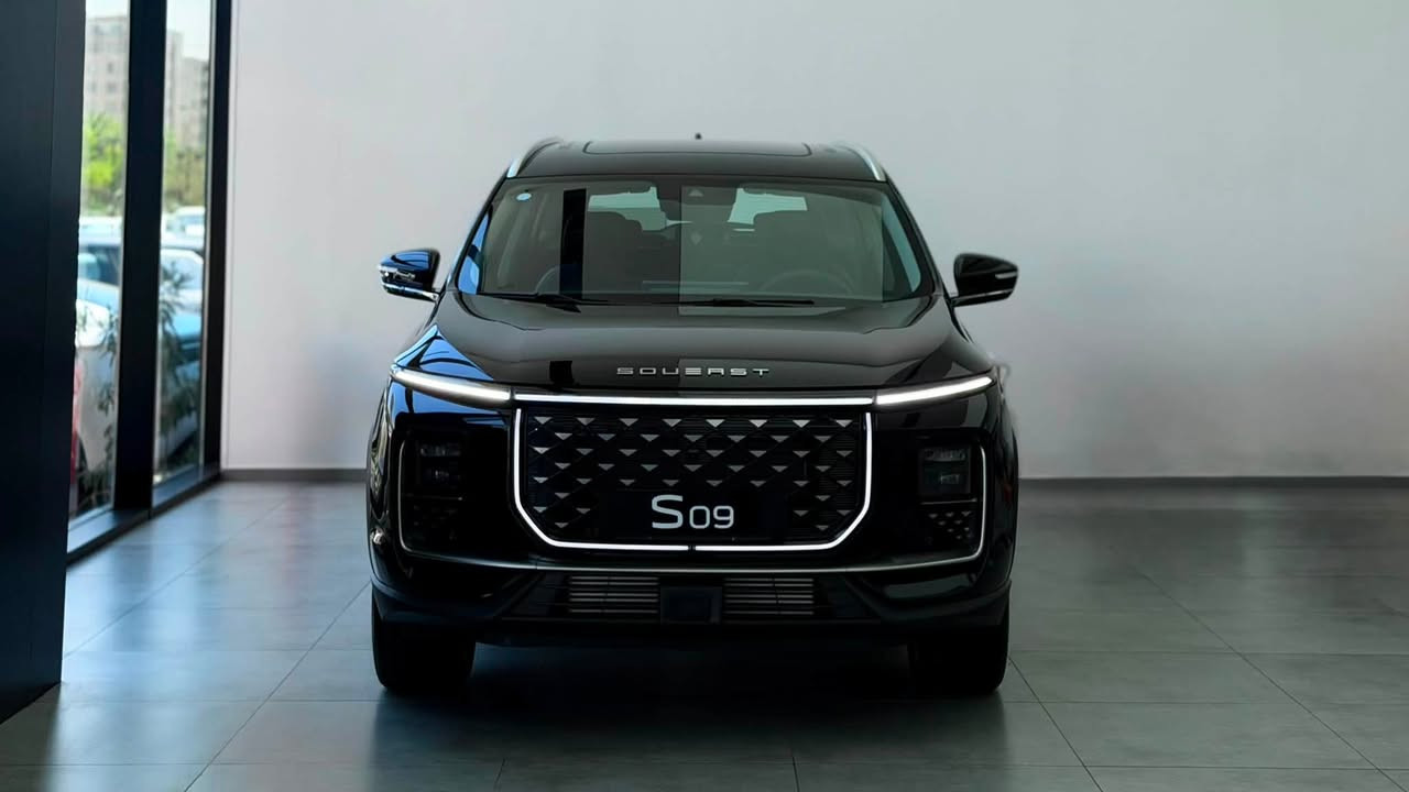 ب 32,400,00 دينار عراقي ! 
تكدر تاخذ سيارة عائلية ب7 مقاعد 
SOUEAST S09 LUXURY 
بضمان 10 سنوات أو مليون كيلو متر للمحرك من وكالة هارلم . 

الموديل: 2026 (خليجي)
العداد: صفر كيلو متر
تيربو 254 حصان حقن مباشر L2.0 المحرك: 4 أسطوانات
عزم الدوران (نيوتن-م): 390
ناقل الحركة: اوتوماتيكي دبل كلاتش من 7 سرعات استهلاك الوقود: 8.1 لتر لكل 100 كم
الضمان الأساسي: 6 سنوات أو 200,000 كم (أيهما أولا)
ضمان المحرك: 10 سنوات أو 1،000،000 كم (أيهما أولا / للمالك الأول)
:المواصفات
عدد صفوف المقاعد 7) 3 ركاب)*
إطارات قياس 20 إنج*
فتحة سقف بانوراما 1.1م*
شاشة عرض ترفيهية قياس 15.6 إنج*
شاشة عدادات رقمية قياس 10.25 إنج*
كاميرات محيطية 540 درجة*
حساسات أمامية*
حساسات خلفية*
مثبت سرعة مع رادار تفاعلي *
نظام مراقبة النقطة العمياء*
نظام المساعدة للبقاء في المسار *
نظام الكبح التلقائي في حالة الطوارئ*
نظام تحذير الاصطدام الامامي والخلفي*
نظام القيادة شبه الذاتية*
نظام تحذير مغادرة المسار*
نظام التحكم بنزول المنحدرات*
نظام الفرامل الأوتوماتيي al
نظام ابل كار بلاي واندرويد أوتو لاسلكي*
نظام صوتي متطور من 8 سماعات عالية الجودة*
نظام اوامر وتحكم صوتي *
مقصورة الركاب من الجلد الفاخر*
مقعد السائق والراكب كهربائي *
مقاعد السائق والراكب مدفئة*
مقعد السائق والراكب مبرده*
إنارة محيطية*
إنارة ترحيبية*
عتبات الأبواب مضيئة*
مع مصابيح نهارية LED مصابيح أمامية أوتوماتيكية*
صندوق كهربائي*
ظام التحكم الذكي بالإنارة العالية*
المرايا الجانبية قابلة للطي كهربائياً ومدفئة*
نظام تكييف ثلاثي المناطق مع تحكم مستقل للمقاعد الخلفية*
فتحات مكيف هواء مستقل للصف الثاني والثالث*
فلتر تنقية الهواء ( )
مع شاشة PM2.5 نظام تنقية الهواء *
دخول ذكي (بصمة)* 
تشغيل عن بعد*
خاصية إغلاق الشبابيك وفتحة السقف عن بعد*
شاحن هاتف لاسلكي سريع*
ماسحات الزجاج الامامي مع حساس للمطر*
مسند الذراع الوسطي مع ثلاجة*
وضعيات قيادة متعددة*
نظام مراقبة ضغط الاطارات*
وسائد هوائية امامية وجانبية عدد 6*
شركة آفاق الخليج للوكالات التجارية الوكيل الرسمي لسيارات سوئيست في العراق

العنوان : معارض البياع الشارع الاول مقابل المنتزه - شركة افاق الخليج - سوئيست . 
للإستفسار : ***********

