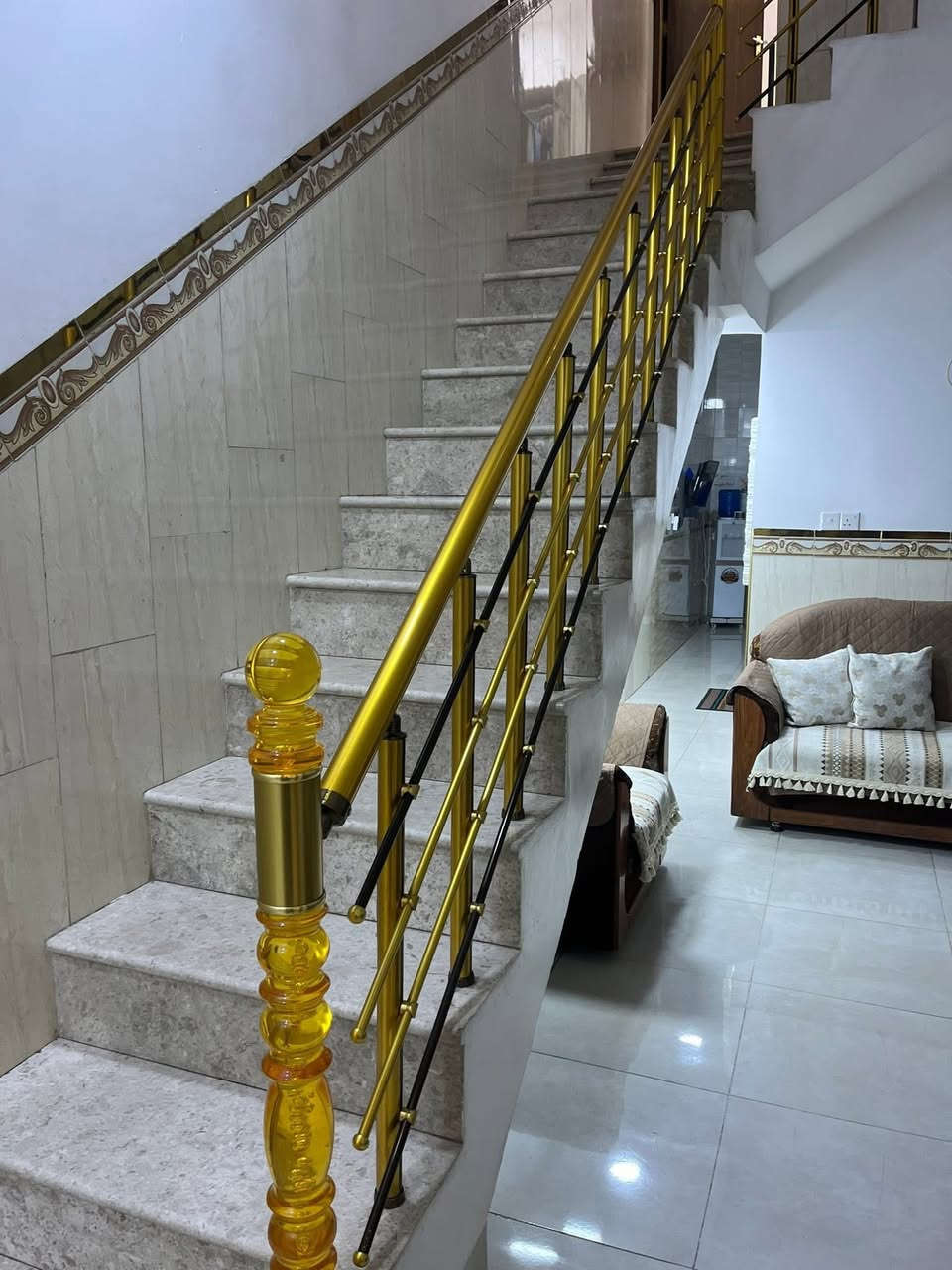 🏡 بيت طابو صرف للبيع
📍 الموقع: البلديات – حي التجار مقابل القناة
📐 المساحة: 100 م²
📏 الواجهة: 5 م
📏 النزال: 20 م
💰 السعر : 300 مليون وبي مجال بسيط جداً لشراي 

🔹 تفاصيل البيت :
البيت مكون من طابقين مع سطح، ومشيد سنة 2017، وبحالة ممتازة ومتكامل من جميع النواحي ولا يحتاج أي صيانة.

✅ الطابق الأرضي:
 • استقبال
 • صالة
 • مطبخ بارد كبير
 • مطبخ حار
 • مجاميع صحية

✅ الطابق الأول:
 • غرفتين نوم
 • صالة كبيرة
 • مجاميع صحية

✅ الطابق الثاني:
 • غرفة نوم واحده
 • صالة
 • مجاميع صحية
 • سطح واسع

⭐ البيت جاهز للسكن مباشرة وخالٍ من أي نواقص.

📞 للاستفسار والمعلومات 

‭0771 636 6483‬
                                                     ***********
