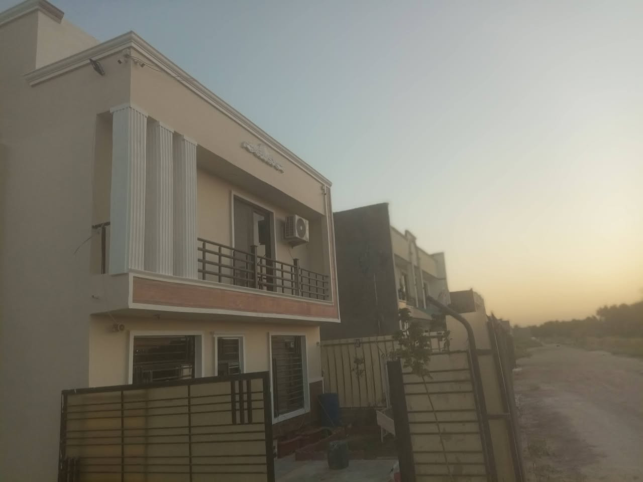 السلام عليكم
كادر طلس وصبغ وديكورات داخلي خارجي وتركيب فوم + ايبوكسي 
مستعد لإستلام المواقع والشقق والمحلات بخبرة عمل طويلة ومصداقية في المواعيد

للتواصل عبر المسنجر او مكالمات عبر الرقم ***********
او واتساب 00963988689655
