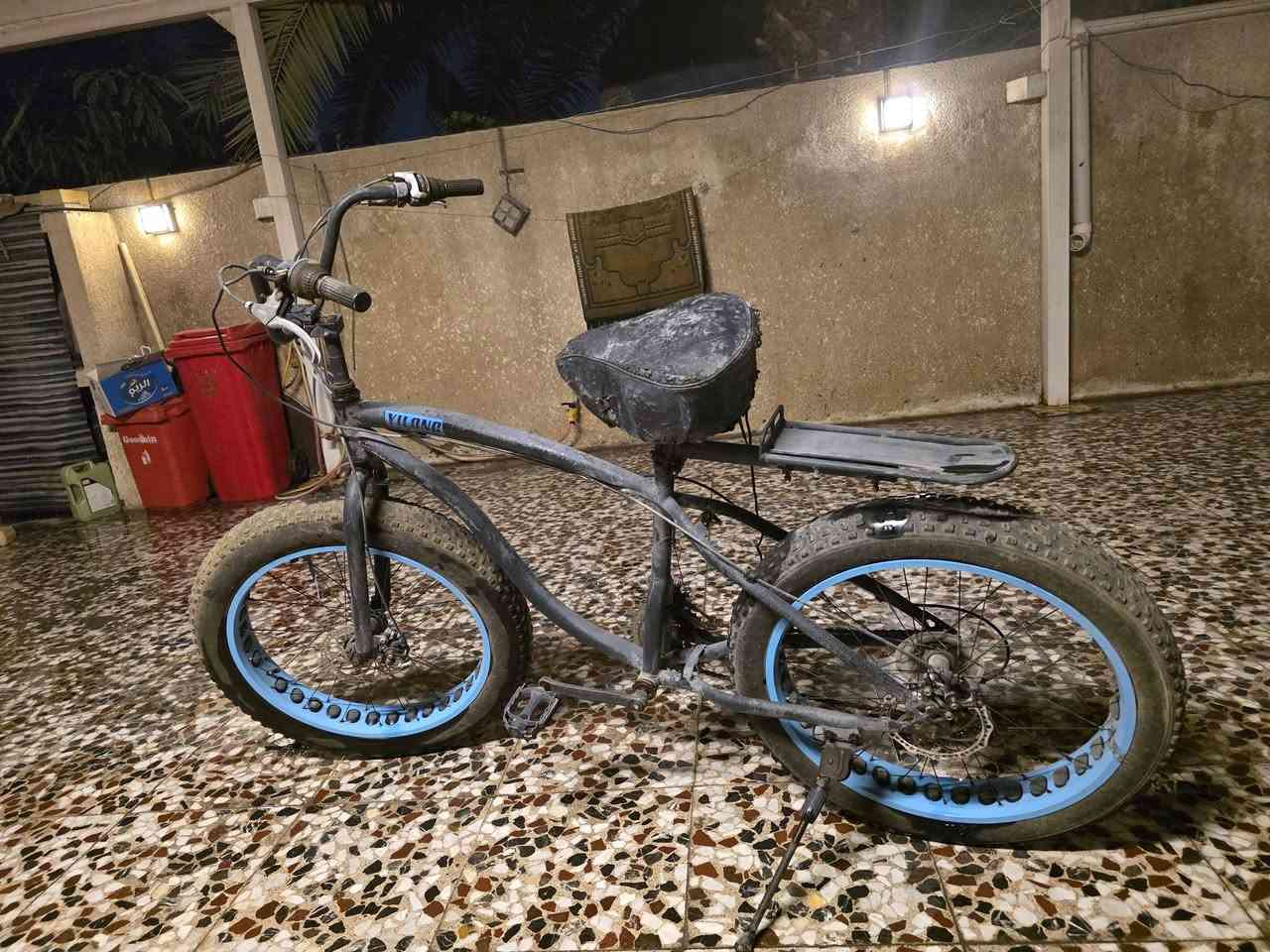 للبيع بايسكل فات بايك (Fat Bike) ماركة YILONG.
البايسكل مستعمل وحالته مثل الصور، شغال ويمشي طبيعي، التواير عراض ومناسب للشارع والتراب.
بيه فرامل دسك أمامي وخلفي، وحامل خلفي.
الملاحظة الوحيدة: الستيرن يحتاج تصليح أو تبديل لأن بيه مشكلة، و الكير  مالتة همين 
للتواصل واتساب :  *********** 
(وعن تجربة صراحة بهذا البايسكل تنسة شي اسمة تايرات )
١٠٠ الف وبي مجال
