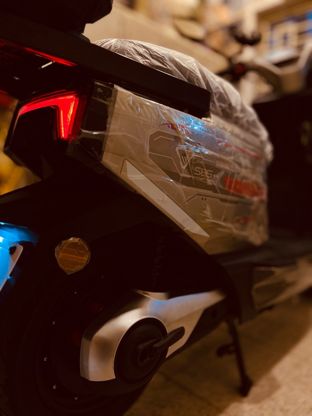 دراجة كهربائية جديدة، موديل حديث ومميز، لون فضي مع أضوية LED أنيقة توفر قيادة ليلية مريحة. تصميم مدمج وسهل التحريك في الشوارع الضيقة، مثالية للاستخدام داخل المدينة. تحتوي على صندوق خلفي كبير للتخزين.