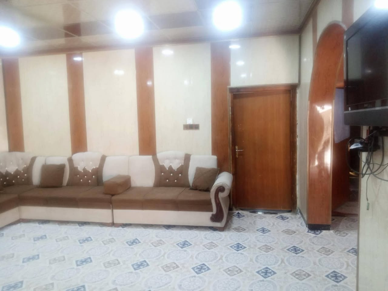 #بيت____للبيع_جاهز
المساحة ألف متر مربع )
يتكون من غرفتين وبراني وصاله ومطبخ 
وصحيات داخلية وخارجية 
السعر ٧٠ وبي مجال 
المكان #حي__الملايين  قرب بيت أبو حامد طالب الزيادي 
قريب على المدرسة 
الاستفسار الاتصال على الرقم 
***********
آجور النشر على البايع 👈 والشاري
