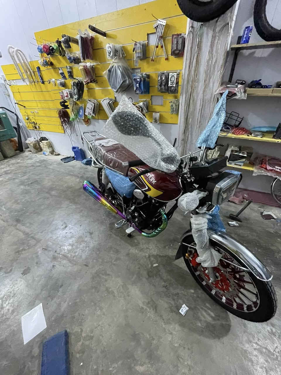 سلام عليكم توصفر سونلك250سيسي باب اول ضاغطه وزنجيل دراجه صفر كيلو متر حتى بانزين ماحطيت الها الي ياخذها يجيني للمحل يفول بانزين ويطلع دراجه منفيس فقط مامسجله رايدها ب مليون و300وبيها مجال بسيط الدراجه صفر كيلو يعني ما ماشيه للتواصل***********الموشراي لا يتصل
