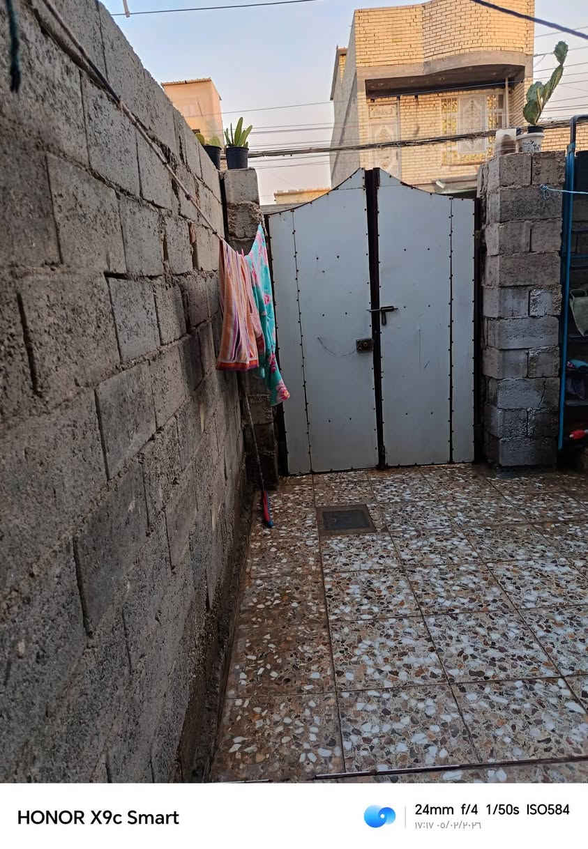 بيت مساحه 100متر نظيف المشروع الفرع المقابل افران ابو حوراء ٥بيت عن الشارع مي مجاري كهرباء السعر 63الاتصال على الرقم ***********
