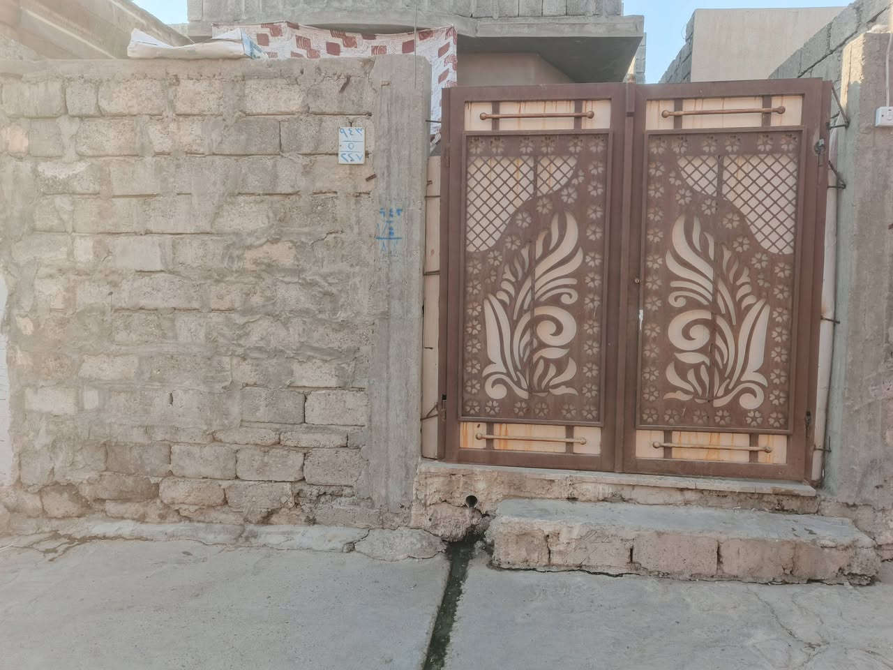 السلام عليكم...
دار للبيع في حي الكرامة قرب مول كنان 
مساحة الدار ١٠٠ متر باص الواجهة ٥ والنزال ٢٠ متر 
      الدار يتكون من طابق ونصف 
ط١... صحيات ..واستقبال ومطبخ وهول ومنور وغرفة نوم 
ط٢ ... هول ومخزن وغرفة نوم  ....هيكل ....وسطح 
 ملاحظة ..الطابق الاول  ينقصه فقط تشطيبات اللبخ جدران  + سقوف البيت  ...البيت صالح للسكن بناء حديث ٢٠٢٠ 
خدمات كاملة ماء .. كهرباء  ...مجاري 
الموقع ... يتميز الدار بموقع مميز  يبعد عن مركز صحي الكرامة فقط ٥٠٠متر وقريب من ١ المدارس ٢ مركز شرطة ٣ الجوامع 
يبعد عن سوق الكرامة ٣٠٠متر  وعن سوق ال١٩.  ٢٠٠ متر 

البيت سند طابو  سكني ملك الشرعي موجود صاحب البيت لديه تمليك قضائي 

السعر ٧٢ مليون وقابل للتفاوض 
للتواصل والاستفسار *********** واتساب فقط
