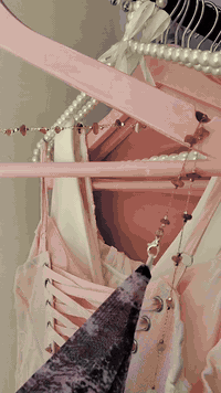 ملابس كولتي جدا راقي شي إن ستاند حديد وملحقاته رفوف خشب عدد 2 اوتي بخاري مبرده ميز تعلاكات للبيع للتفاصيل اكثر واتساب***********
