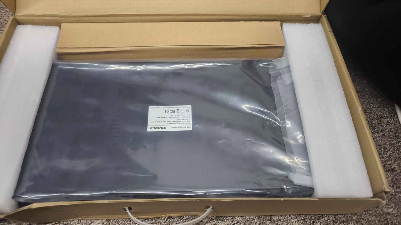 مبدل شبكة (Network Switch) عالي الأداء من شركة SODOLA.

​المواصفات التقنية
​النوع: Web Managed Switch (مبدل مدار عبر الويب)، مما يعني أنه يمكنك الدخول على إعداداته وتعديلها.
​عدد المنافذ: يحتوي على 24 منفذ بسرعة 2.5G (وهي سرعة عالية جداً، أسرع بمرتين ونصف من المنافذ التقليدية)، بالإضافة إلى منفذين SFP+ بسرعة 10G للألياف الضوئية (التي تستخدم عادةً للربط بين الخوادم أو الأجهزة البعيدة).
​الموديل: SL-SWTGW2224AS-D.

*********** واتساب - توصيل كافة المحافظات السليمانية, العراق
