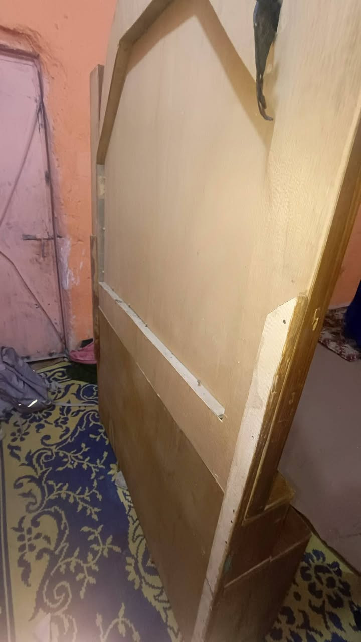 ميز مرايه للبيع السعر 50 وبي مجال كلشي مابي ونضيف ويوجد توصيل استفتار للرقم   *********** بي واتساب
