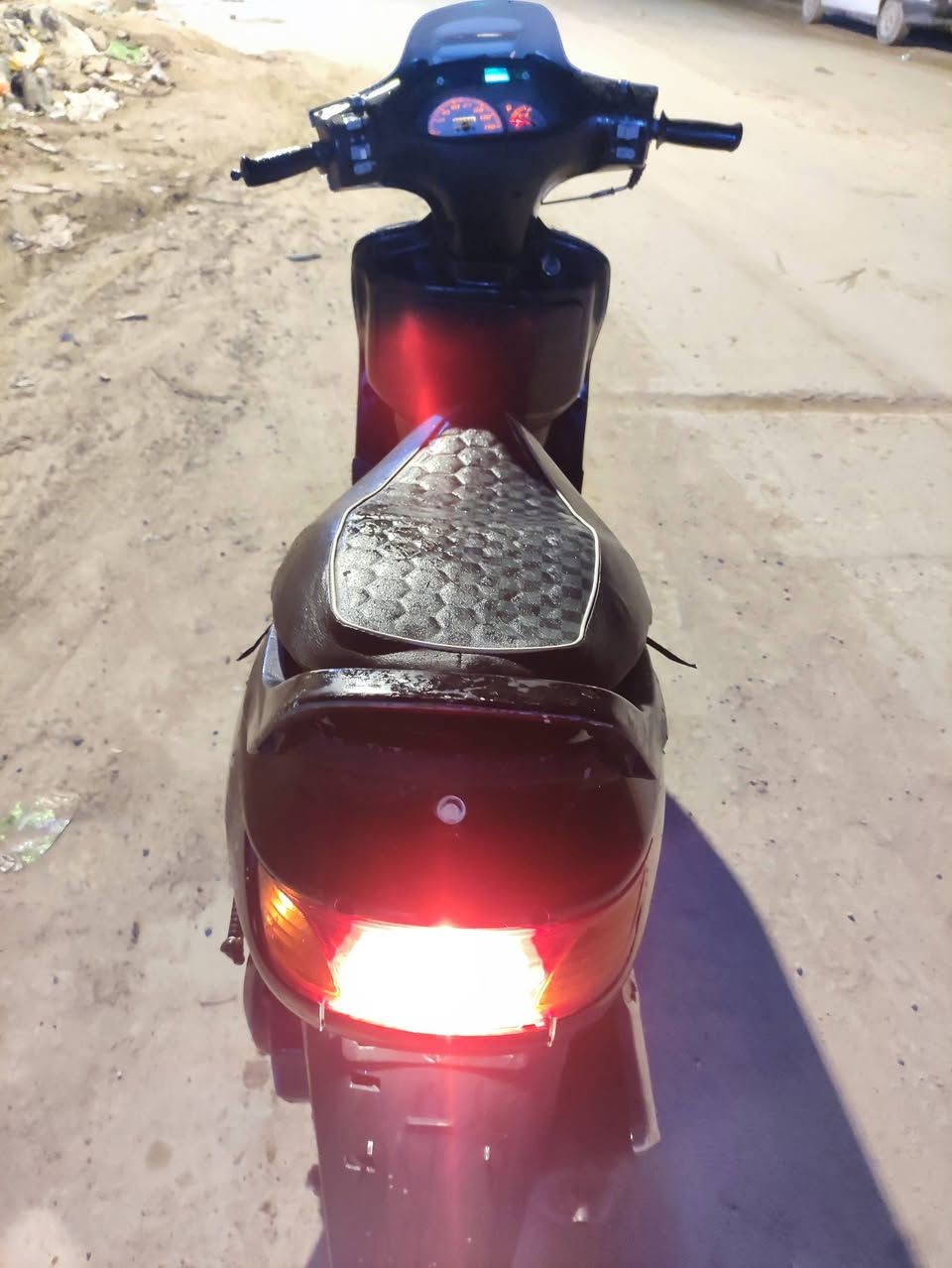 سلام عليكم اخوان دراجة للبيع فراشة فحل الدراجة خير من رب العالمين صارلها اسبوع من طلعت من الحاوية رمبه الدراجة وين ما تريد افحصها محرك 140 سعرها ٥٦٠الف اذا مو شراي لا تتصل ***********
