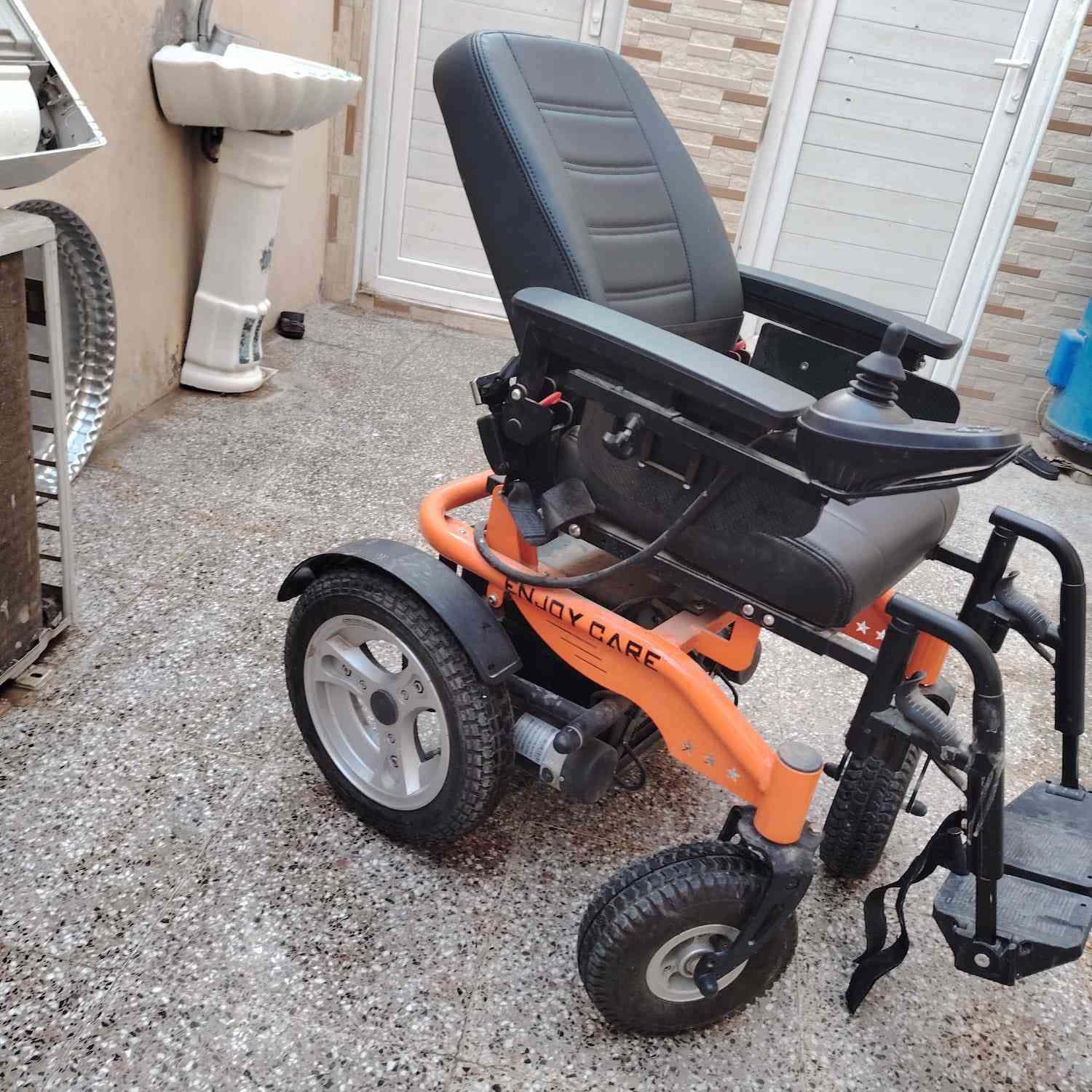 السلام عليكم كرسي متحرك اعله فئه استخدام يوم واحد ضامينه لان ماعدنه مكان اله السعر٨٥٠ اوبيهه مجال قليل ***********بي واتساب
