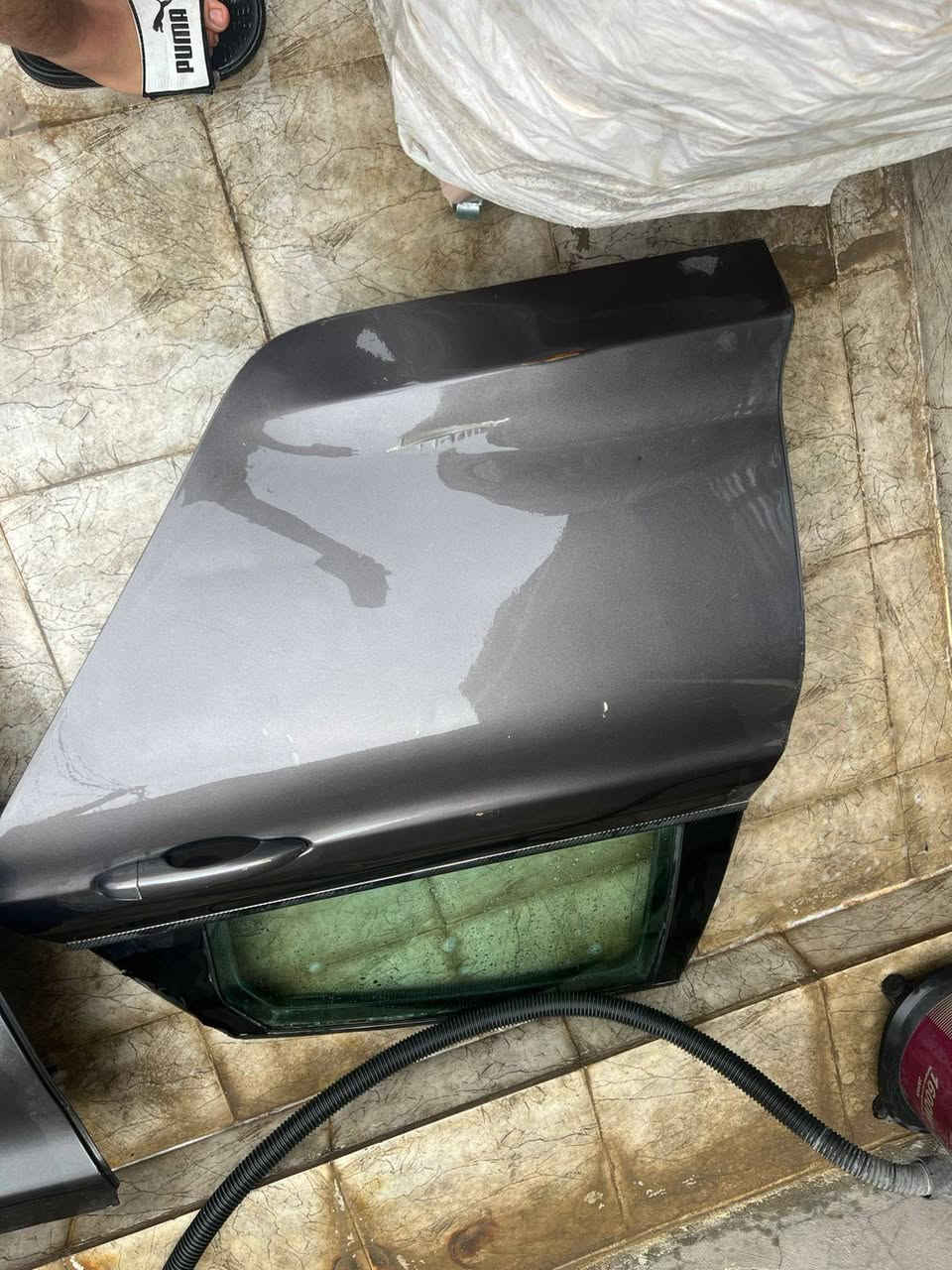 سلام عليكم اربع أبواب مع صندوق لون فيلي c200 كاملات موديل ١٧ مصبوغات للبيع سعرهن ٢٥٠ الف بغداد حي الجهاد ***********
