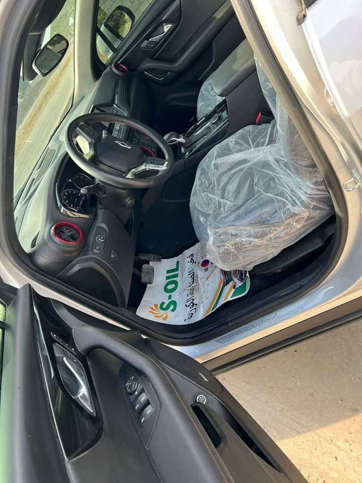 شوفو ليت بلايزر RS موديل22
فول مواصفات بدون رقم 
6 سلندر 
ضرر جانبي باب السائق ولي خلفها تصليح درجه اولى 
صورة ضرر مرفقة مع الصور السعر220$ بيه مجال 
***********
***********
