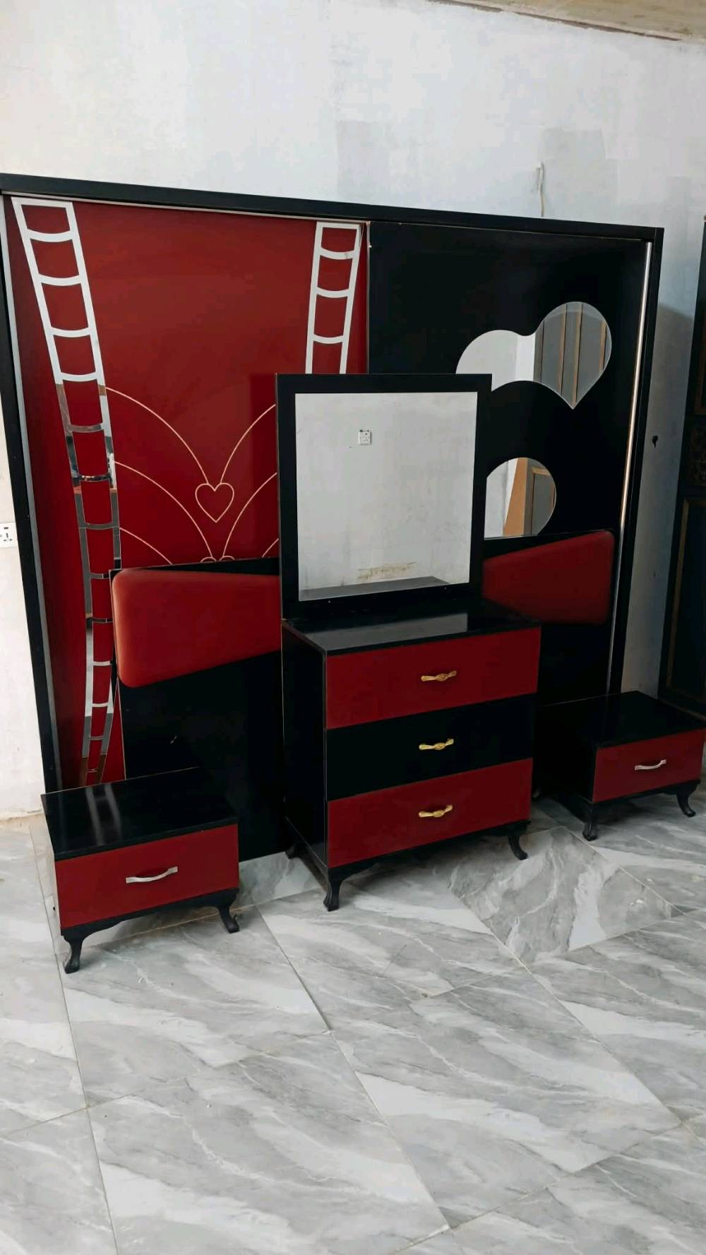 غرفة نوم مستعملة🇹🇷
 نضافة 80 ٪💯
عدد القطع / 5
نضام / سلايت 💢
سعرها /375 💸
شد ونقل داخل بغداد مجاني🚛
يوجود توصيل محافضات 🚛