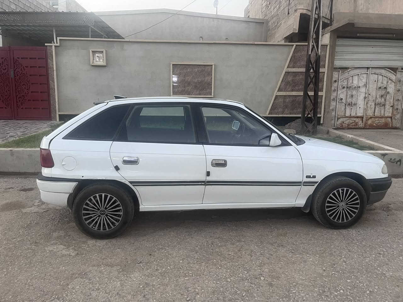 اوبل استرا للبيع موديل1992 شرط لا صرف لا بخار سياره جاهز من كل النواحي  مكان السيارة موصل حي الانتصار شارع 60 سعر 45 بي مجال 
لاتصال او واتساب ***********
