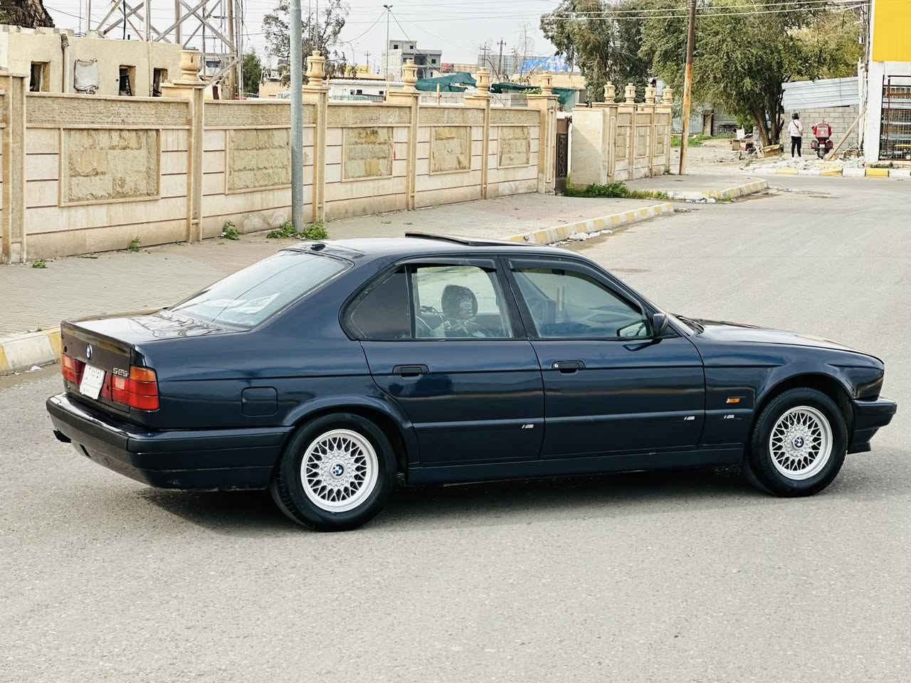 السلام عليكم للبيع بي ام موديل 1993 محرك مسكر شرط كير وتماتيك شرط صدر امامي خلفي جديد تخم تاير جديد سنتر لوك دبل يرباك بجم عريض تبريد ثلج 🧊تدفئه نار 🔥   سلايت طكتين داخل صاج مري منفصل ويل خليها السيارة صبغ عام جماليه بدون حادث فول نضافه بدون اي نقص السعر 63 وبيه مجال يرهم مروس حسب القناعه ***********
