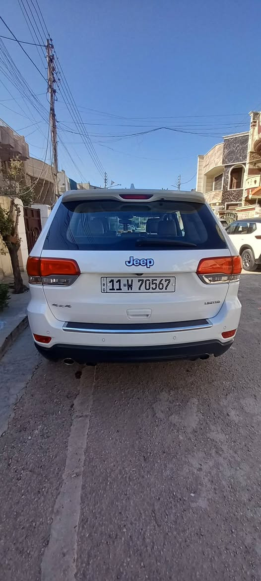 جيب 2018 شيروكي خليجي فول مواصفات  مزودة بمنظومة عدسات أوزوم للكشافات والأضواء زنون اللون: أبيض
المواصفات:
جكات
دفع رباعي 4×4
مقاعد جلد بيجي
بصمة تشغيل وأبواب
صندوق كهربائي
حساسات أمامية وخلفية
رادار جانبي وأمامي وخلفي
تشغيل عن بعد
نقطة عمياء
مصابيح LED
مصابيح متحركة مع المقود
تدفئة مقعد السائق والراكب
كراسي السائق والراكب كهرباء
تدفئة المقود
مقود كهرباء
نظام قيادة اقتصادي ورياضي وعادي
شفتات ستيرن
نظام للطرق: ثلجي، رملي، طيني، صخري
بلوجكترات LED
شاشة كبيرة
سيستم صوت بلادي
نظام الملاحة والخرائط
نظام تثبيت السرعة (الكروز)
نظام تحديد المسار
كاميرا دوارة أصلية
تدفئة بالمرايا
مرايا جانبية قابلة للطي عند الرجوع
مرايا داخلية وجانبية تعتيم عاكسة للضوء

صدر أمامي وخلفي جديد
بدون أي نقص
، بدون تبديل
المحرك ولكير بشرط ولم يفتحا 

رقم صاحب السيارة ***********
