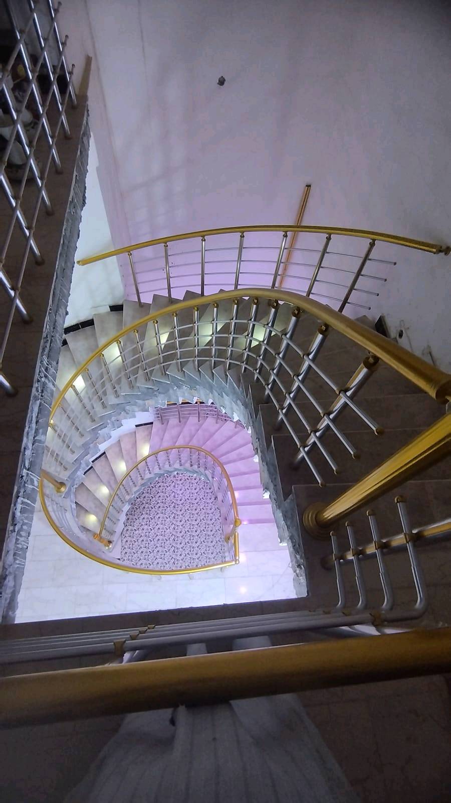 سلام عليكم لبيت مكان تنومه جزيره فيروزه قرب جسر مشايخ شارع عشرين ، يحتوي على اربع غرف ومطبخ وديوان وحمامات 3 جوه واحد خارجي        وصاله مساحه لبيت أكثر من 150 ،،،بناه طابقين بناه طابوق 180بي مجال

للاستفسار اكثر المراسلة على ***********