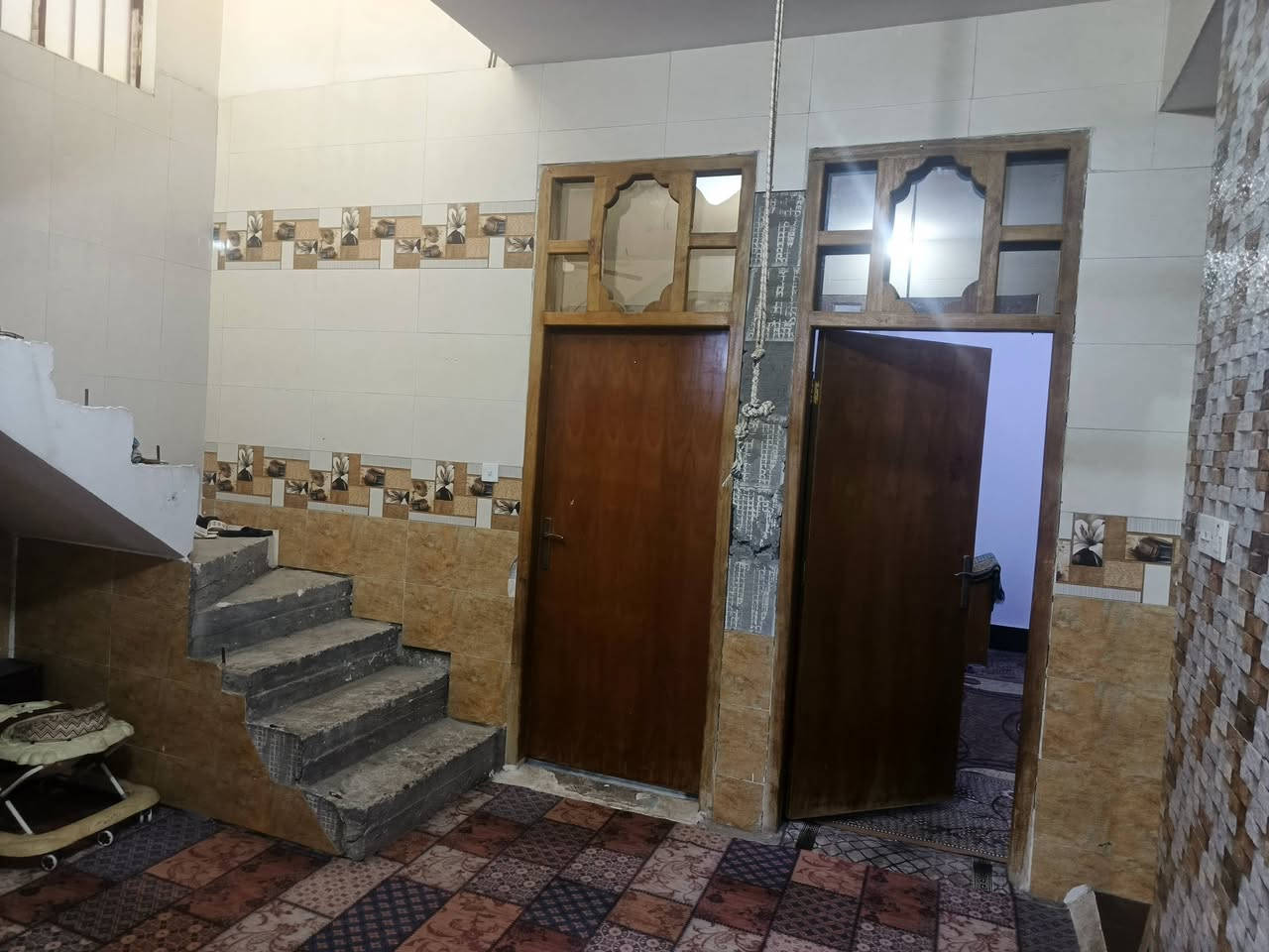 السلام عليكم الدار للبيع
مساحة 200 م المكان حي نصر قرب صوره الامام العباس (ع) 
يتكون من استقبال + هول + صاله درج+ غرفتين + مطبخ حار وبارد 
الاستفسار 
***********
