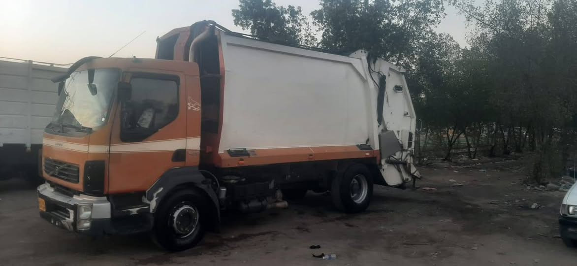 سلام عليكم كابسة فالفو للبيع سياره كبس ميكانيكي كير عادي بس محرك بي بخار سعر 85 رقم ***********
