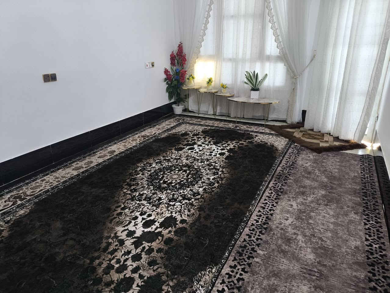 مشتمل للبيع مساحه بلسند 75واقع حال 100 طابقين الطابق الاول عكاده والثاني سندويج الطابق الاول ستقبال وصاله ومطبخ وحمام ومنور والطابق الثاني غرفه وصاله وحمام وسطح حي الشهداء قريب الملعب ***********
