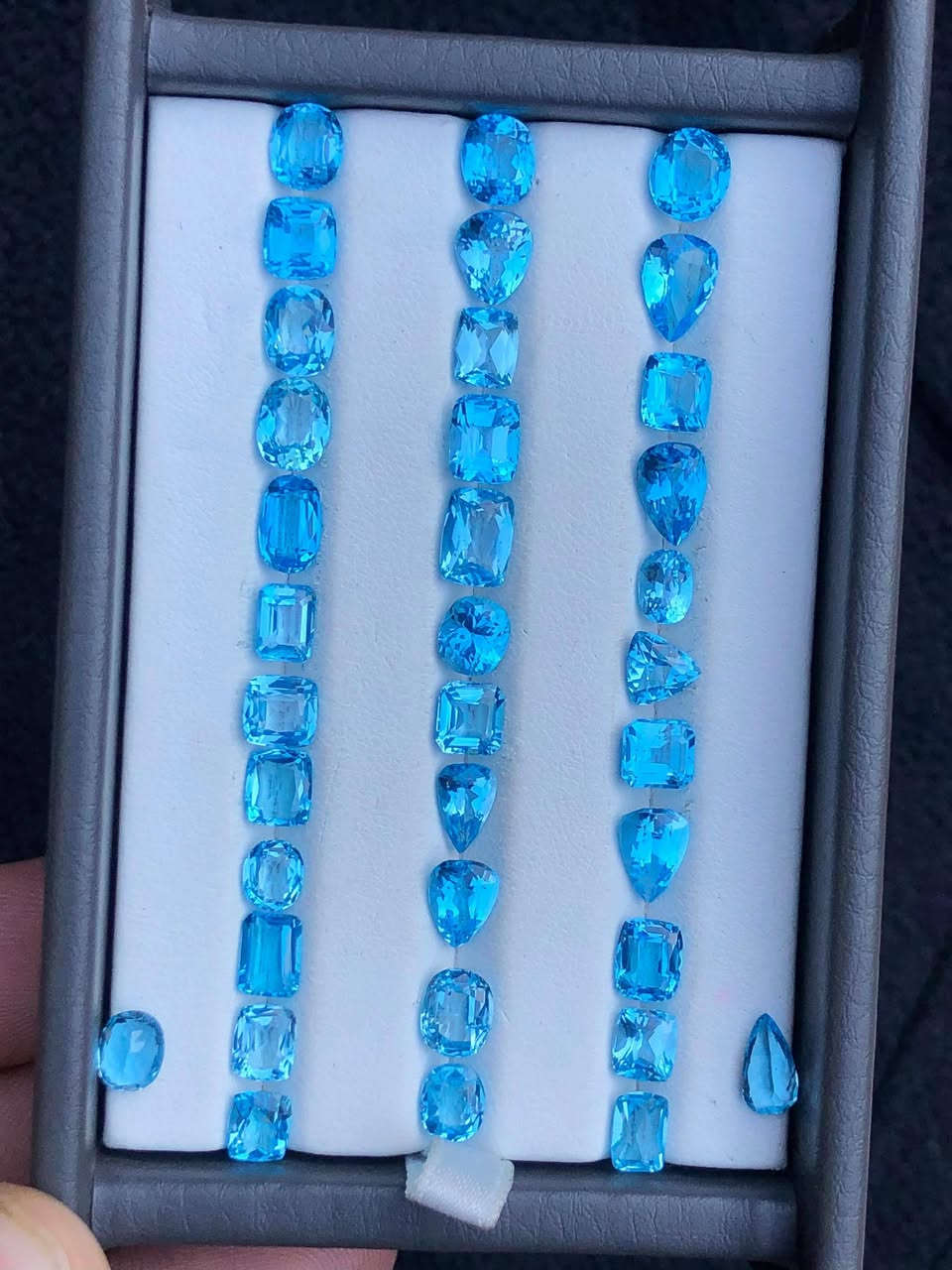 Beautiful natural Swiss blue topaz faceted available 
Weight 46.40 carats 
Dimensions 8 to 6 mm long 
Clarity ( clean )


**إذا كنت صاحب هذا الإعلان وتريد حذفه لأي سبب، رجاءا أرسل رسالة إلى الدعم الفني**