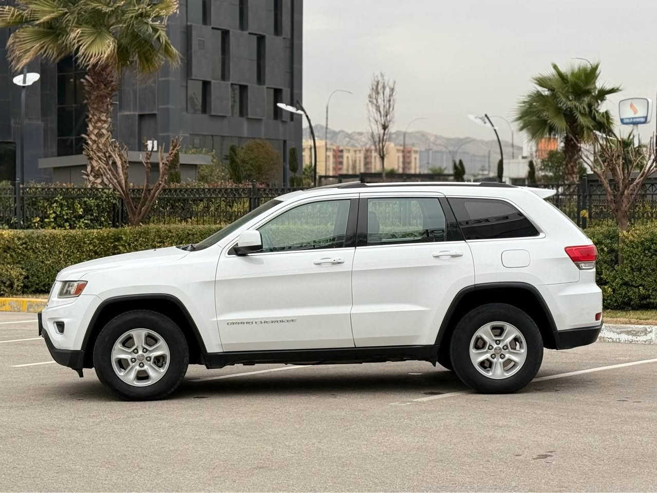 عائلية و جوه الدفترين شتريد بعد 🔥🔥
Jeep Grand Cherokee 2015
جيب گراند شيروكي 😍
مواصفات Limited 4x4  فتحة سقف و مقاعد جلد و تدفئة ✨

مكينة ٦سلندر حجم ٣.٦لتر تنفس طبيعي❗️
ماشية 189,000 ميل و بحالة ممتازة ⚠️

🛑ضرر السيارة بيها طخة بسيطة حافة الجاملغ و اسفل البابين صبغ فقط اكيد بدون دواخل و بدون ايرباكات

سيارة رقم دهوك و ب اسمنا شرط التحويل 👍🏻
سعر السيارة فقط (198$) ورقة و بيها مجال للطيبين هم🤩

للاستفسار عن السيارة واتس اب - كورك👇🏻
☎️***********☎️ دهوك, العراق
