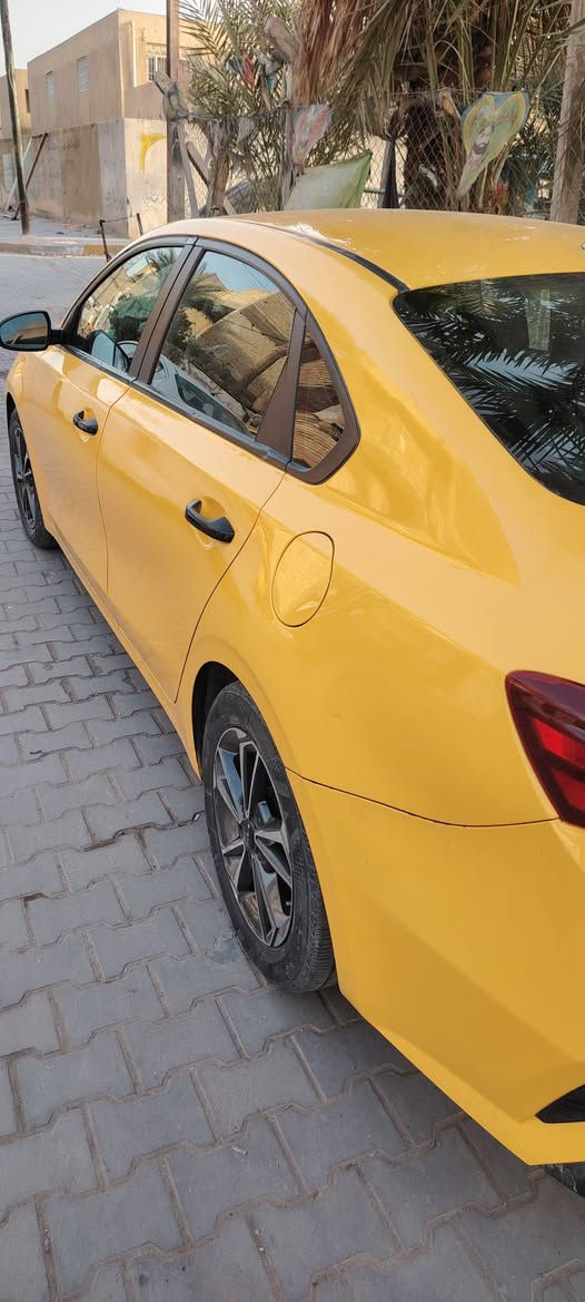 السلام عليكم كيا فورتي موديل 23 وارد امريكي 170 ورقة حادثهة بين البابتين ونازل شوي علة الدوسة وحالوب بسيط وبالعراق ضربة ربع باب خلف السائق وضربة في باب بالصندوق خفيفة  بدون اي دواخل للتواصل ***********
