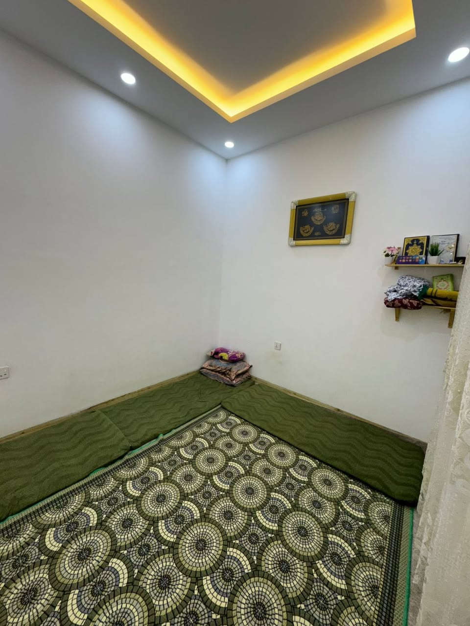 بۆ فرۆشتن 
خانووی ١٢٠م چوارگۆشە-دوو نهۆم
لە هەولێری نوێ -کوڵانی بەرامبەر دەرگای ماوتن ڤیو 
٤ ژووری نوستن 
یەک ژووری میوان 
یەک هۆل 
یەک مەتبەخ
سێ دەستشۆرو توالێت 
بۆ زانیاری زیاتر پەیوەندی بکەن 
محمد /عقارات جامانە
***********
_____________________________________

للبيع
منزل بمساحة 120 م²، أربع واجهات، طابقان
في هولير الجديدة – شارع مقابل بوابة ماونتن فيو
4 غرف نوم
غرفة ضيوف واحدة
صالة واحدة
مطبخ واحد
3 حمامات ودورات مياه

للمزيد من المعلومات يرجى الاتصال:
محمد / عقارات جامانه
***********
_____________________________________

For Sale
120 m² house, four-sided, two floors
Located in New Erbil – street opposite Mountain View Gate
4 bedrooms
1 guest room
1 hall
1 kitchen
3 bathrooms and toilets

For more information, please contact:
Mohammed / Jamana Real Estate
***********
