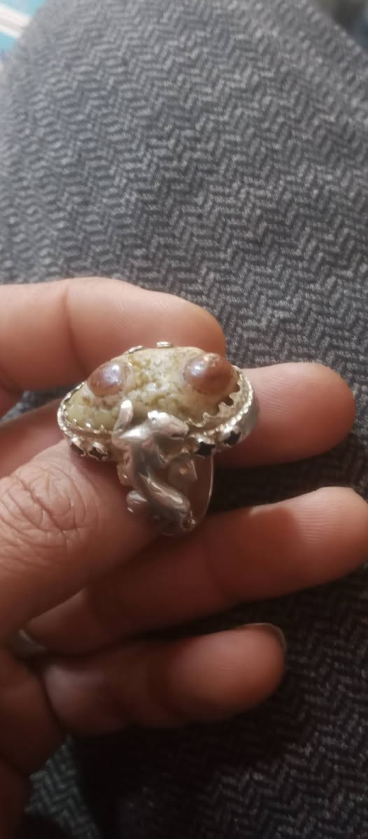 السلام عليكم
خاتم فضة زوعة سليماني 
للبيع العنوان الناصرية ***********
