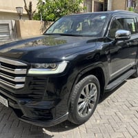 …   لاندكروز 2024 (VX) مكفولة ماشية 40 الف كيلو  السعر (70000)$   للات...