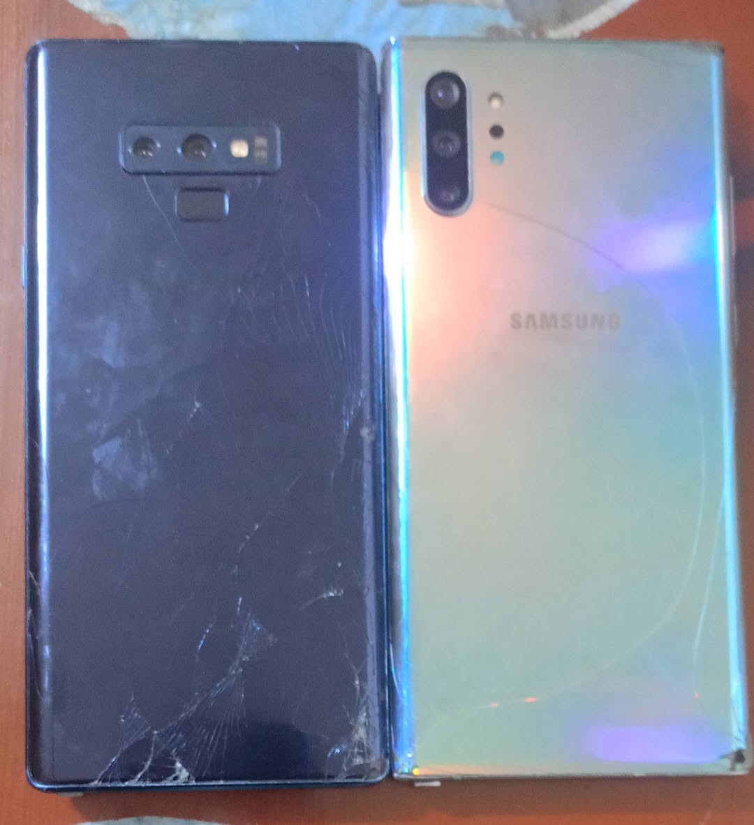 جهازين سامسونج للبيع نوت 10 و 9 
نوت 10 عوزه فقط شاشة باقي كله شغال ذاكرته 256 
نوت 9 عوزه فقط بطاريه وباقي كله شغال ذاكرته 128 

﴿ الجهازين مفطور ضهر مالهن بس ما مثر عليهن ﴾

سعر الواحد 90  وبيه مجال بسيط 

*********** واتساب
