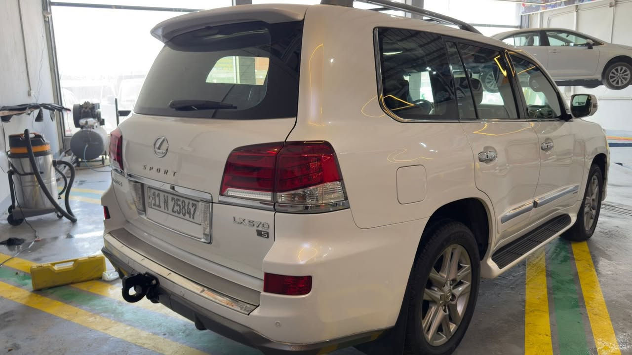 لكزس 2015 5.7LX
بريم اصل مكفوله كفاله عامه السياره من الدعاميه لدعاميه 
فوول موصفات
محركV8.570 ماشى.168الف
مواصفات الكزس معروفه.فوول LX.5.700
داخل احمر اصلل  🍒
سياره جاهزه وجديده جدا وستعمال شخصي طخم تاير جديد دنلوب ياباني قبل سبوع شاده مابيها نقص ترايك للسعوديه بيها
السعر عالاتصال
***********

مكان السياره ميسان العماره
