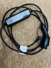 شاحن اصلي BYDطول 5 أمتار 8أمبير سعر 80 الف مكاني بغداد للتواصل 0775566...