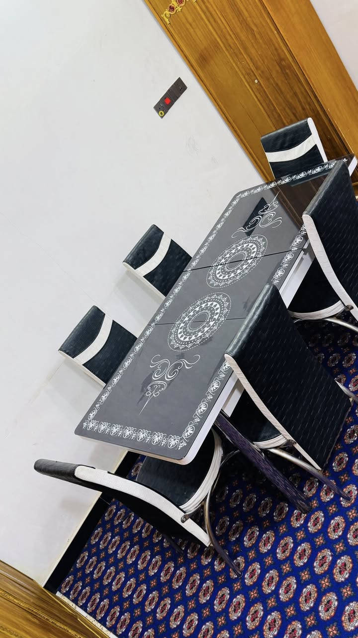 ميز طعام جام جداً نضيف 6 كراسي جلد يتكبر ويتصغر   المكان بغداد الشعب منطقة الغرير السعر 180 وبي مجال 
*********** 👉بي واتساب
