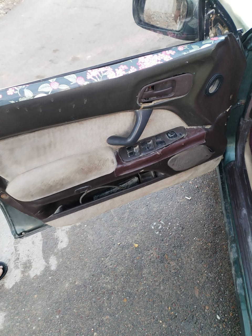 سلام عليكم اني مكلف بل نشر سياره باسم راعيها موديل 92 مكينه 2500جديده كير جديد مصبوغه الجماليه بدون حادث وكهربائيات شغاله تخم تاير جديد صدر جديد أمامي خلفي  العنوان ميسان المشرح ***********
