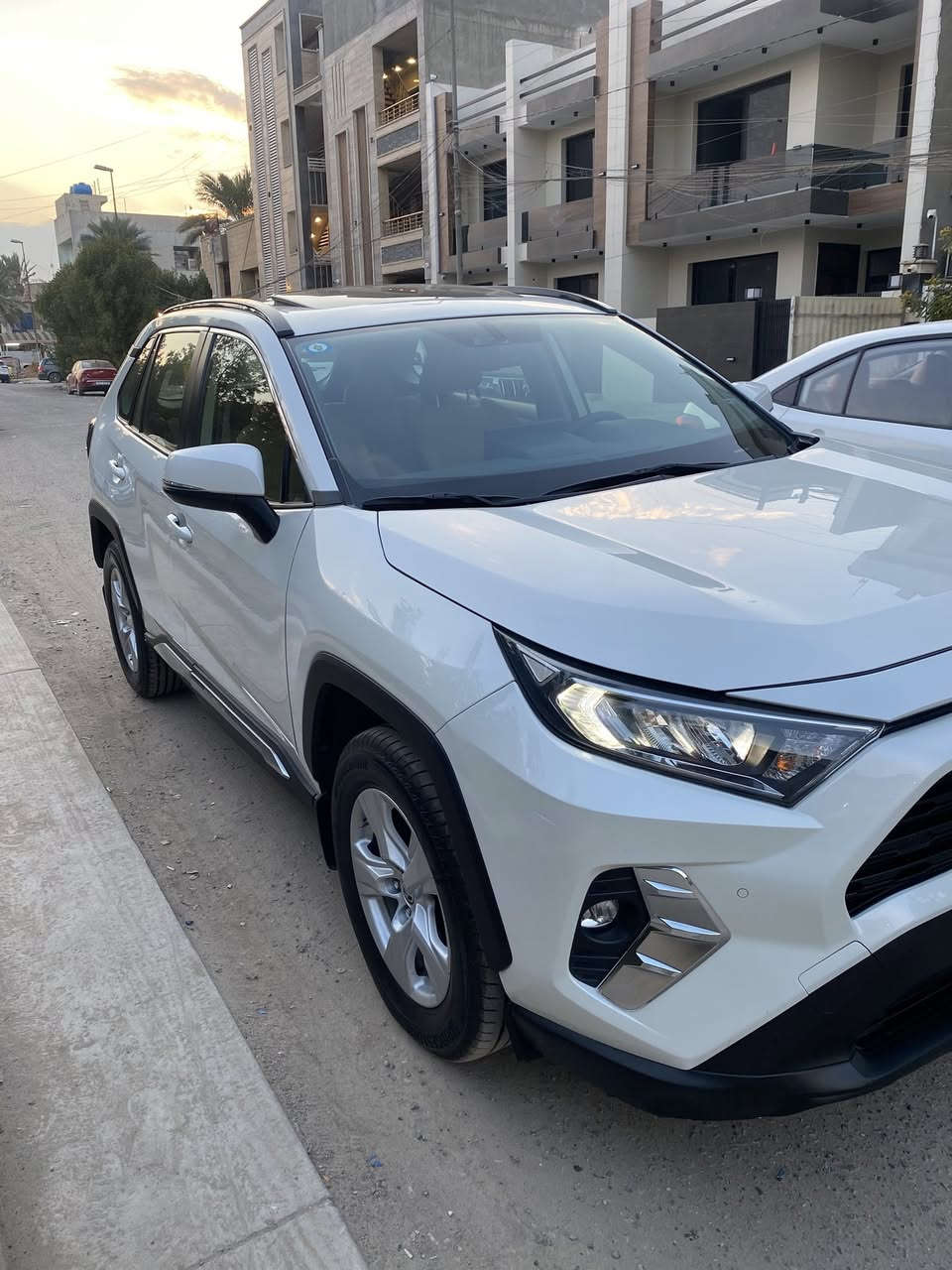 راف فور 2020 بانزين شركة ساز  فول مواصفات للبيع
السيارة رقم بغداد الجديد باسمي هزة وسنوية لحد 2031 جديدة ثاني يوم تحويل
السيارة نضيفة كلش  ماشية 100000 كم على ايد وحدة من الزيرو لحد الان 

بيها صبغ جاملغ امامي ايمن بدون دواخل وبدون فتح وبيها رصعات حالوب كم وحدة والباقي كلة كفالة من الفتح والبارد والصبغ والتبديل وكير ومحرك كفالة

وصيانتها كلها بالشركة من الزيرو لحد الان
مواصفات السيارة
مكينة 2500 بانزين
فور ويل درايف
بصمة وتشغيل عن بعد بلادي
فتحة سقف
شاشة اصلية ام الدعاء وكاميرا واريل نفكيشن
ست وضعيات قيادة
مري شفط واشاير بالمري
ترحيب عن الاقتراب
حساس ضغط الاطارات
هاندبريك بصمة واوتو هولد
مراة وسطية عاكسة للضوء
دوسات نيكل ضوئية بلادية
تبريد بيانو ومناخ منفصل وقطعتين تبريد
شاحن لاسلكي وايرلس 
لد نهاري
لايت زينون بلادي عالي وناصي وبلوجكتر
بكلايت لد
خمسة ويلكب 
داخل مخمل بعدة جديد ع وضع الشركة
ارضيات بلادية وعدة كاملة
بصمات ثنين وياها
السيارة متحتاج مصرف لان جديدة وداخلة صيانة دهن وفلاتر وفحص كامل بالشركة وتخم تاير اصلي وباتري جديد

مكان السيارة بغداد شارع فلسطين

السعر 22800$ يعني 228 ورقة وبيها مجال

تليفون *********** وبي واتساب انصل وتدلل
