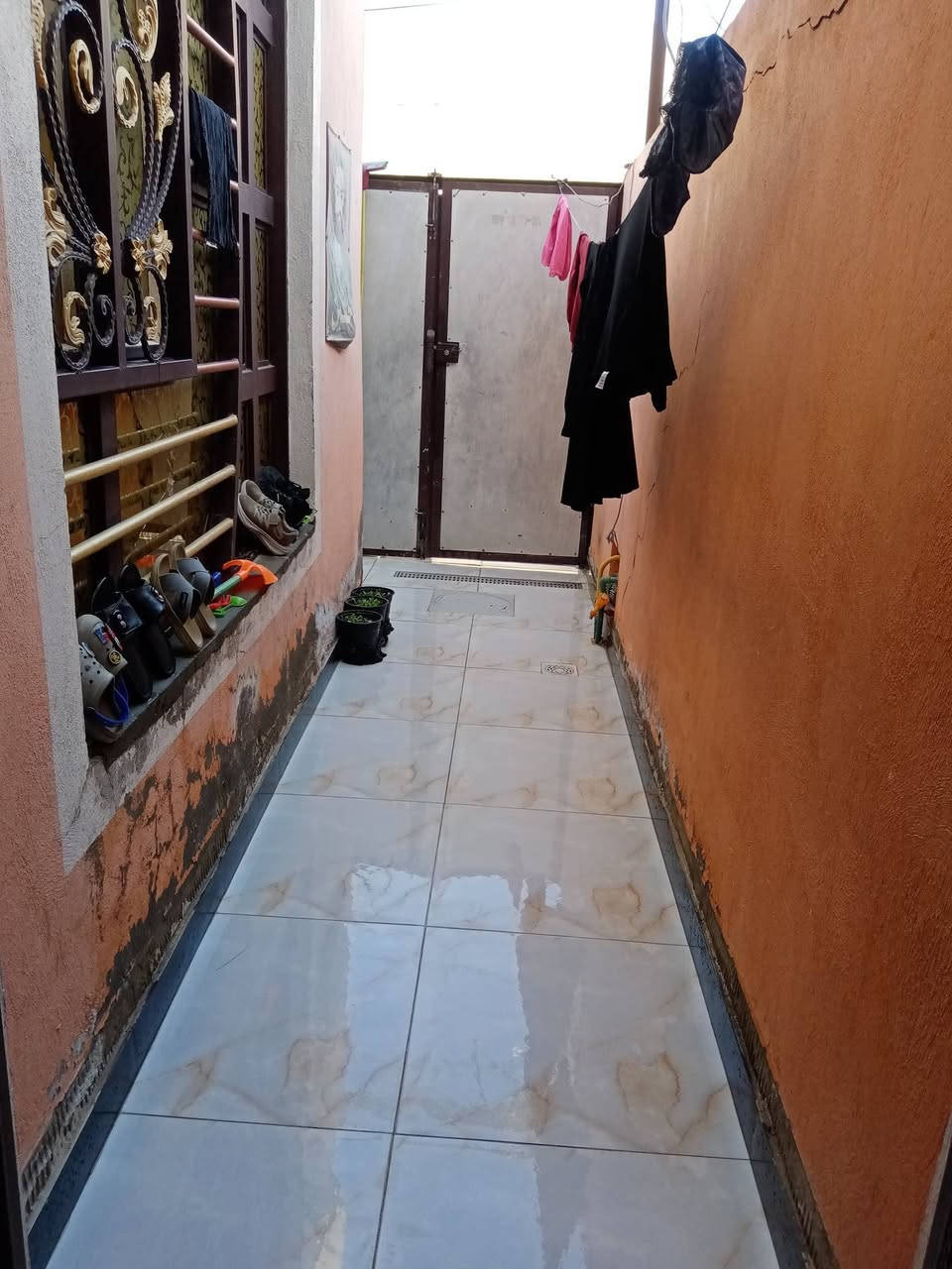 السلام عليكم بيت ١٠٠ متر زراعي للبيع حي ميسان نهايه شارع سكله الكرعاوي بناء طابوق يحتوي ع غرفه وصاله واستقبال ومطبخ وصحيات داخليه وخارجيه السعر ٣٨ وبي مجال ***********
