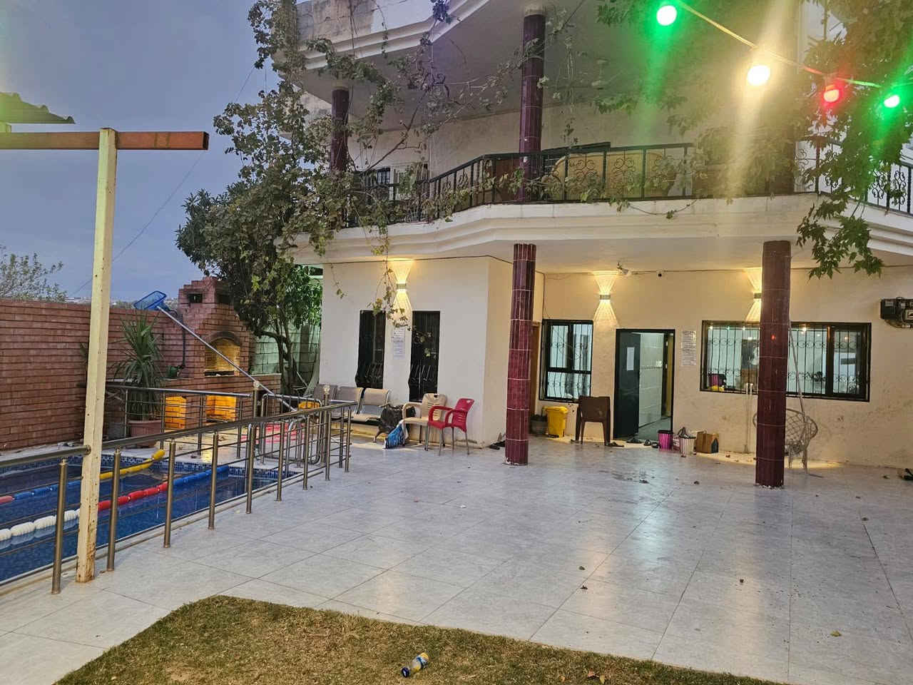 1_ ڤلە طابقین منفصلین  وية مسبح كبير 7.5 *3.5 عمق 2م في شقلاوة قريب سوك
2_ کل ‌طابق بیه غرفتین نوم و صاله یعنی كل بیت 5 غرف نوم 
3_ بیە 6 سبالت و 6 مبریدات.
4_ بیە 4 توالیت غربی و شرقی 
5 _ بیە کراج کبیر لل 3 سیارات  و حدیقە و طارمة و مرجوحة .
6_ انترنیت فری وقوی غسالتین
7_موقع بیت فوک سوک شقلاوة 5 دقاق بلمشی 
9 - البيت ياخذ اكثر من 5 عوائل
*********** واتساب
*********** واتساب .
