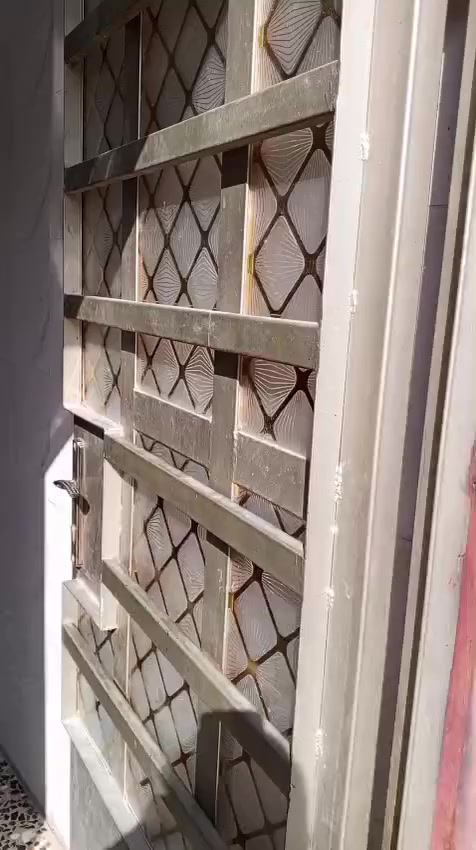 سلام عليكم قطعه مساحة 500متر بيهة دارين كل دار مساحته130متر نفس كل دار يحتوي على غرفتين نوم وحولي وستقبال ومطبخ وصحيات وترك جانبي وترك خلفي مفصولات واحد عن الثاني بس الحديقة والكراج مشترك الشعلة شارع البلوك السعر 230وبي مجال للستفسار. اتصال*********** اعيد النشر بسبب الوعود الكاذله
