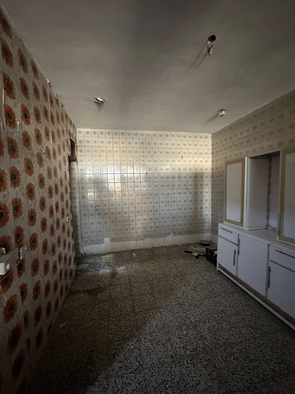 سلام عليكم
يوجد بيت ركن للأيجار طابق أرضي ملك صرف نظيف مساحته 250 متر  التفاصيل :
يحتوي على ثلاث غرف (نوم عدد2 + استقبال) + تواليت للخطار + حمام وتواليت + مطبخ + كراج للسياره 
ايجاره 450 الف 
العنوان الشرطه الخامسه شارع المدارس 
*********** متوفر واتساب
