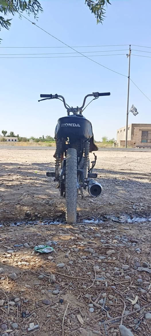 السلام عليكم ورحمة الله 
اخوان دراجة كلك اربعة گير بيها بس چبنة طاگة نضوحها من قبق الماگنيت فقط دراجة جاهزة توديك وتجيبك السعر 275 وبيها مجال حگ الجية المكان نجف خان النص التواصل على الخاص او الإتصال على الرقم *********** بي واتساب
